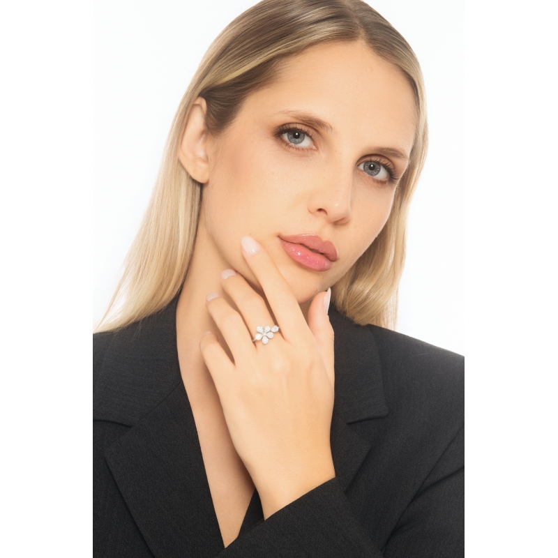 Anello con fiore in diamanti oro bianco 18k