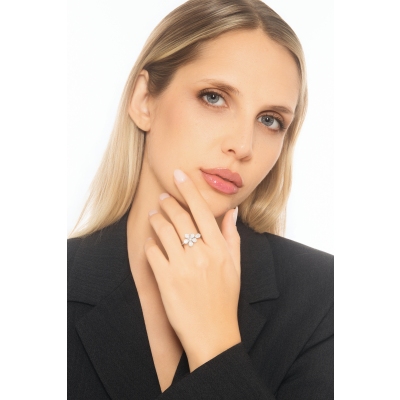 Anello con fiore in diamanti oro bianco 18k