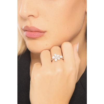 Anello con fiore in diamanti oro bianco 18k