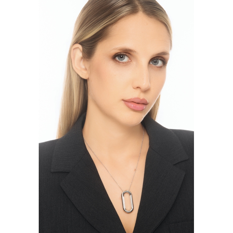 Collana in oro bianco 18k con pendente ovale ornato da una fila di diamanti