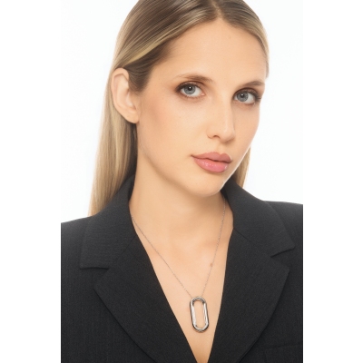 Collana in oro bianco 18k con pendente ovale ornato da una fila di diamanti