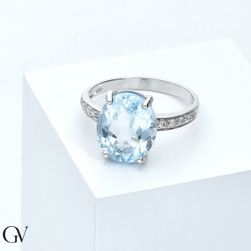 18k white gold ring with central aquamarine and diamonds shoulder set 