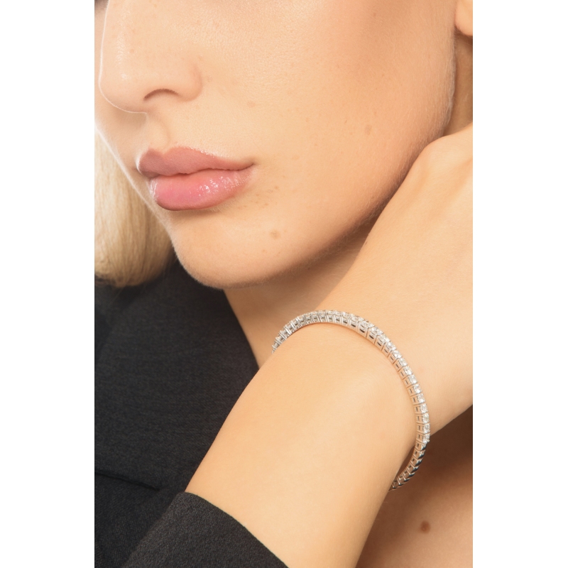 Bracciale semirigido in oro bianco 750 con diamanti a scalare