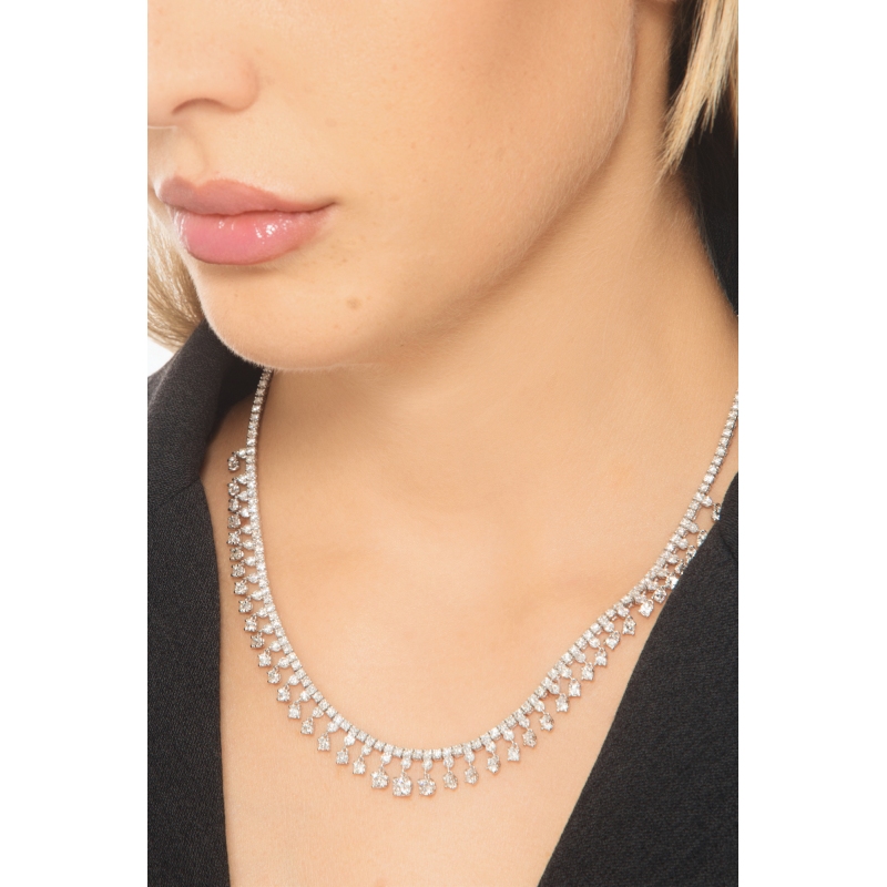 Girocollo tennis design in oro bianco 18k con griffe pendenti in diamanti