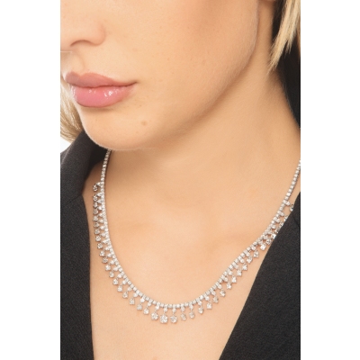Girocollo tennis design in oro bianco 18k con griffe pendenti in diamanti