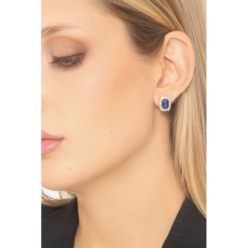 Orecchini zaffiri blu e diamanti a contorno in oro bianco 18k