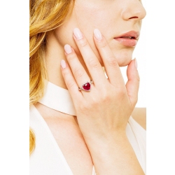 Anello in oro bianco 18k con rubino a cuore e contorno in diamanti 2