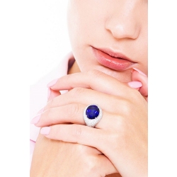 18k white gold ring with a blue sapphire and diamonds pavé 2
