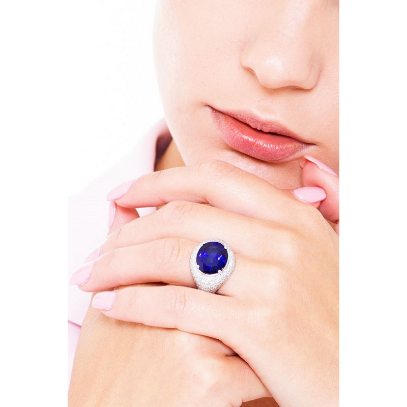 18k white gold ring with a blue sapphire and diamonds pavé