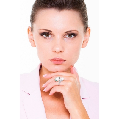 White gold 18k ring with pearls, emeralds and diamonds 
