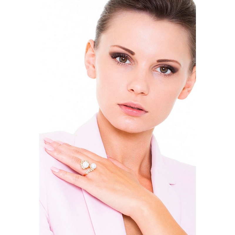 Anello in oro rosa 18k con Perle e diamanti.