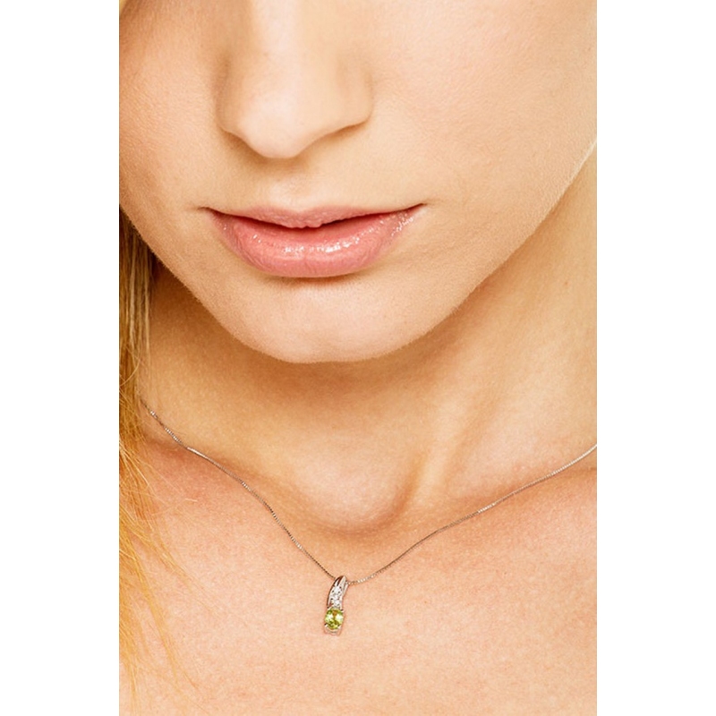 18k white gold pendant with peridot and round cut diamonds