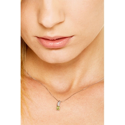 18k white gold pendant with peridot and round cut diamonds