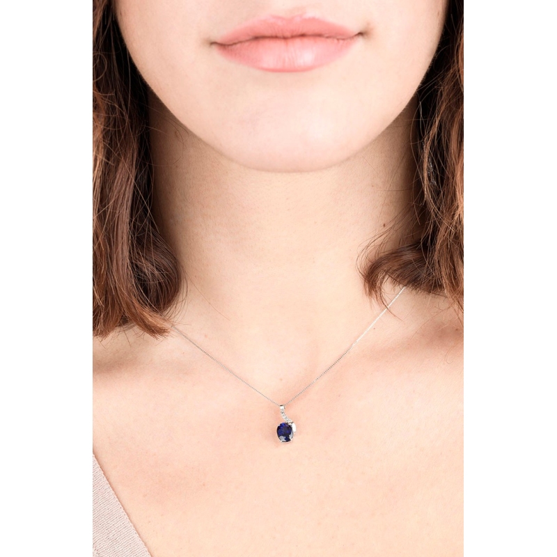 Oval sapphire pendant with a wire of diamonds