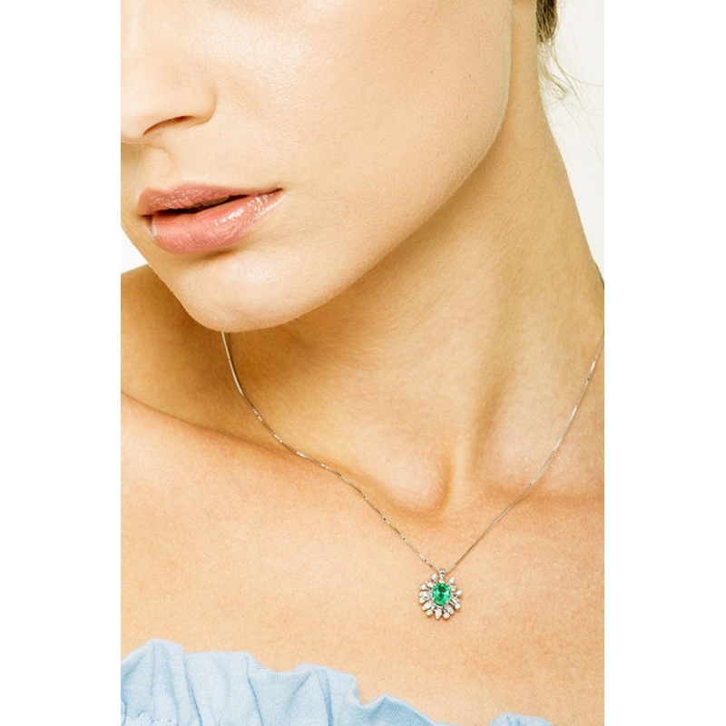 Necklace with pendant, diamonds and emerald