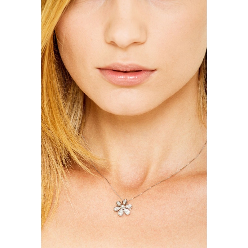Flower pendant with 7 diamonds 