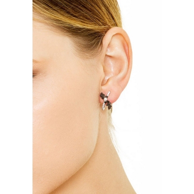 Criss cross earrings in white gold 18k with white and black diamonds 
