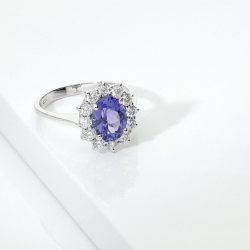Anello con tanzanite ovale e diamanti in oro bianco 18k