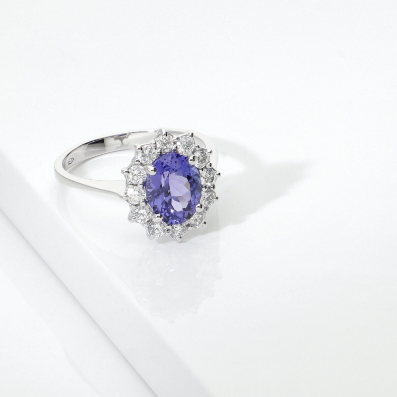 Anello con tanzanite ovale e diamanti in oro bianco 18k