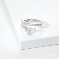 Anello contrarié con acquamarina e diamanti in oro bianco