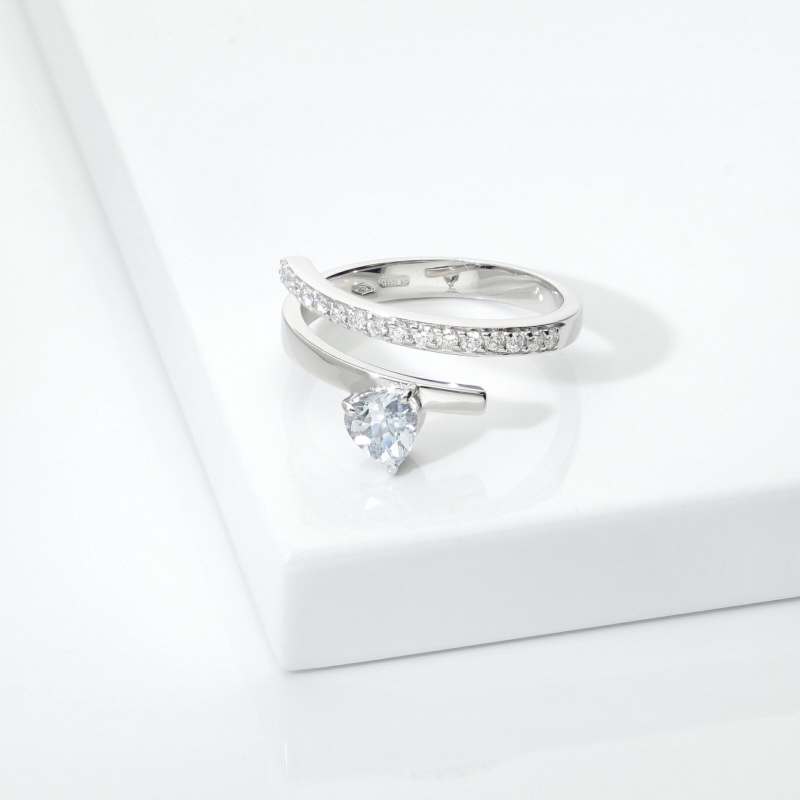 Anello contrarié con acquamarina e diamanti in oro bianco