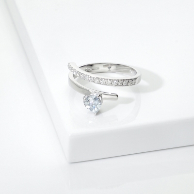 Anello contrarié con acquamarina e diamanti in oro bianco