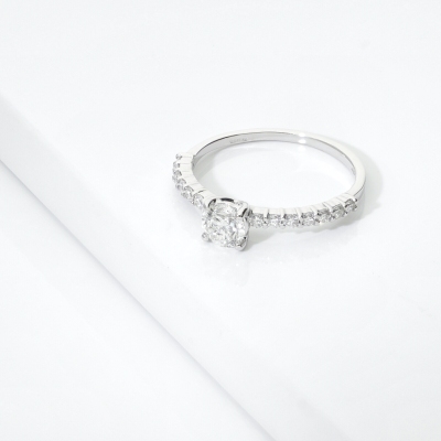 Anello fidanzamento solitario Magia oro bianco 0,50 ct