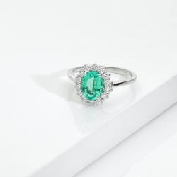 ANELLO CONTORNO CON 14BRILLANTI E SMERALDO OVALE MM8X6
