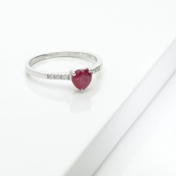 Anello in oro bianco 18k con cuore rubino e diamanti sul gambo