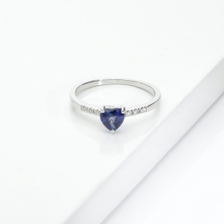 Anello in oro bianco 18k con cuore in zaffiro blu e diamanti