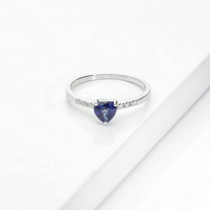 Anello in oro bianco 18k con cuore in zaffiro blu e diamanti