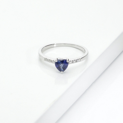 Anello in oro bianco 18k con cuore in zaffiro blu e diamanti