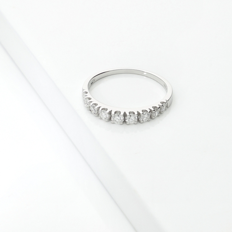 Anello fedina a scalare in oro bianco 750 con nove diamanti