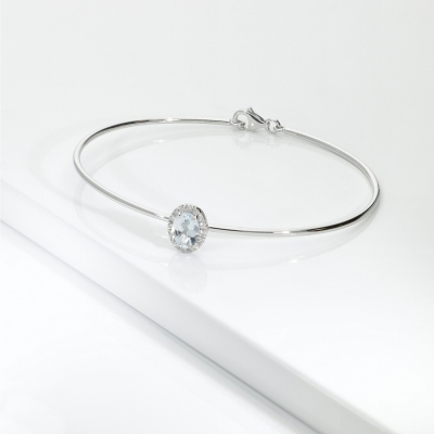 Bracciale rigido in oro bianco 18k con acquamarina ovale 7x5 mm e diamanti