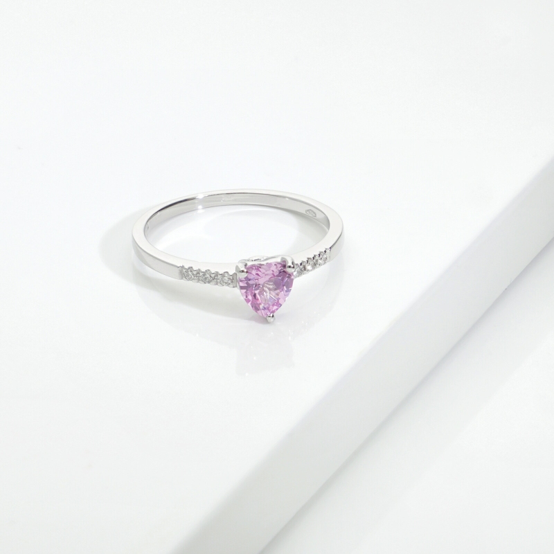 Anello oro bianco 18k zaffiro rosa centrale a cuore e diamanti sul gambo