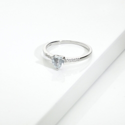 Anello da donna in oro bianco 18k con acquamarina cuore e diamanti