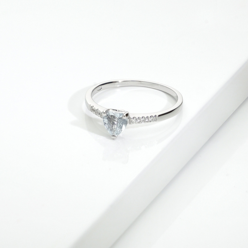 Anello da donna in oro bianco 18k con acquamarina cuore e diamanti