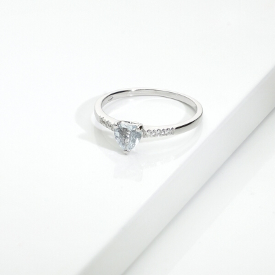 Anello da donna in oro bianco 18k con acquamarina cuore e diamanti