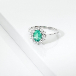 ANELLO CONTORNO CON 12BRILLANTI E SMERALDO OVALE MM7X5