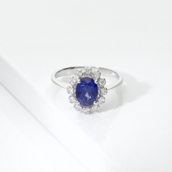 Anello contorno in oro bianco con zaffiro blu e diamanti