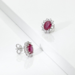 Orecchini con rubini e diamanti a contorno oro bianco 750