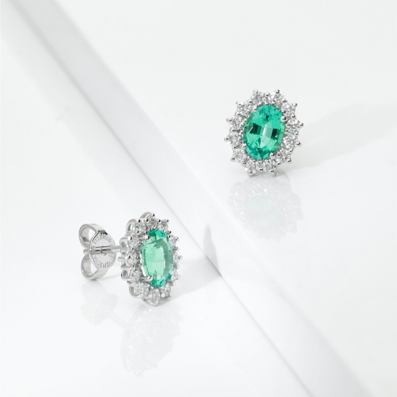 ORECCHINI CONTORNO 12BRILLANTI CON SMERALDO OVALE MM7X5