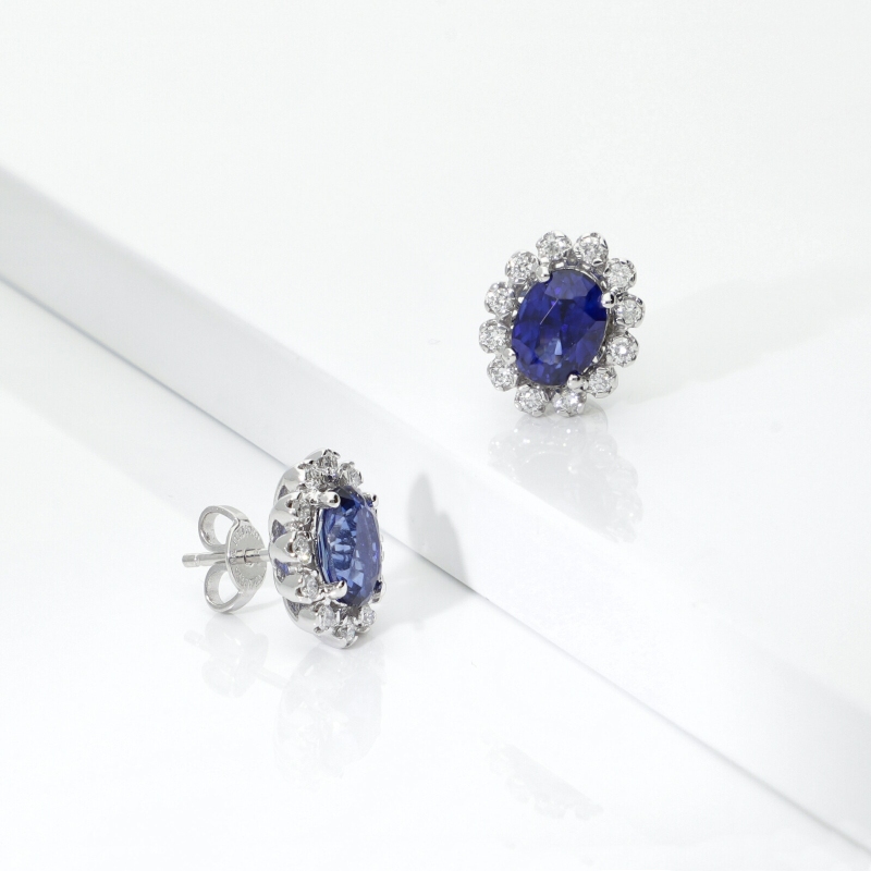 Orecchini con zaffiri blu e diamanti a contorno in oro bianco