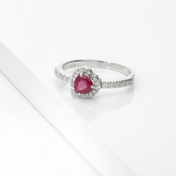 Anello oro bianco 18k con rubino taglio cuore e diamanti 