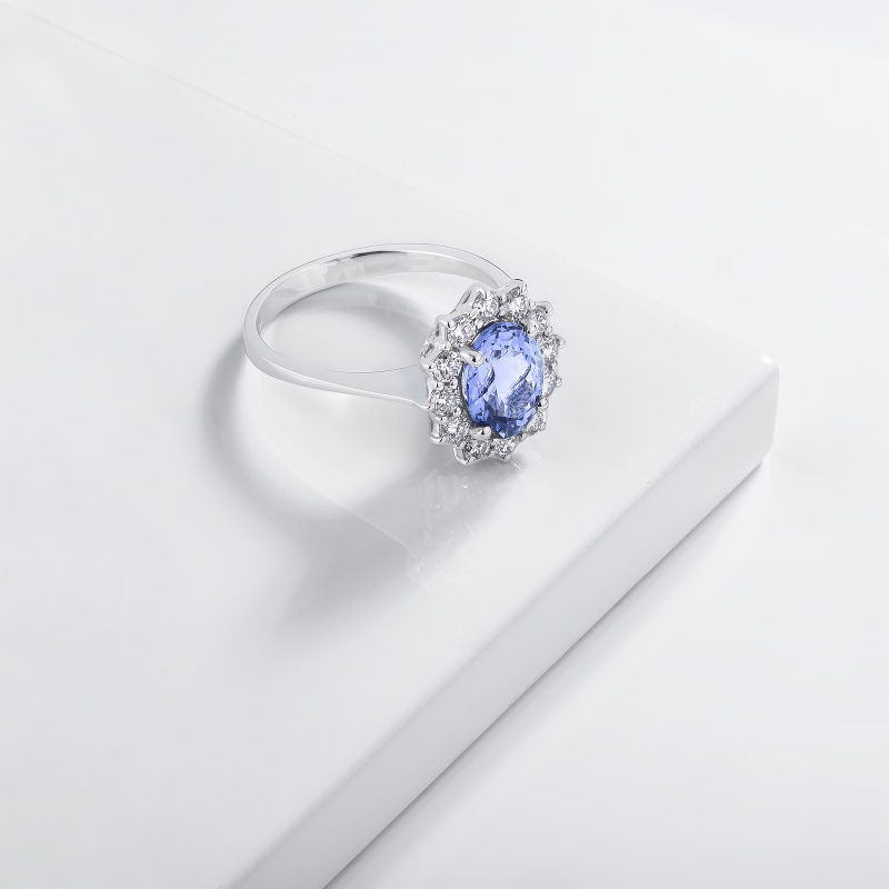 Anello con tanzanite ovale e diamanti in oro bianco 18k