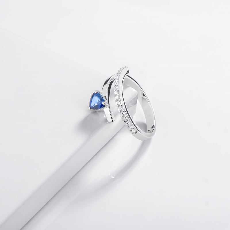 Anello contrariè con diamanti e zaffiro blu a cuore oro bianco