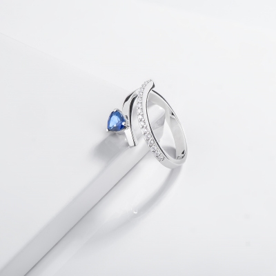 Anello contrariè con diamanti e zaffiro blu a cuore oro bianco