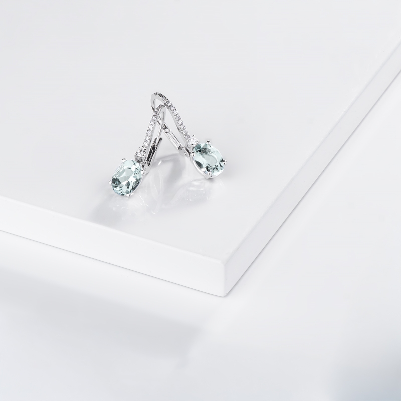 Orecchini pendenti con acquamarina e diamanti oro bianco