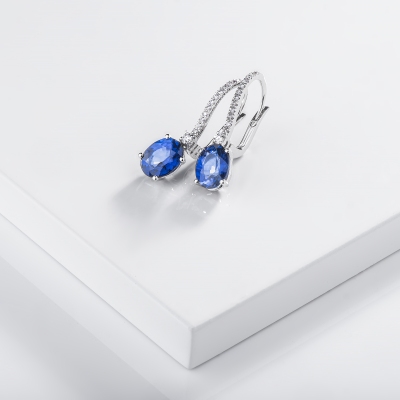 Orecchini pendenti con zaffiri blu e diamanti oro bianco
