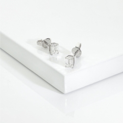 Orecchini punto luce oro bianco 18k con diamanti GIA taglio smeraldo
